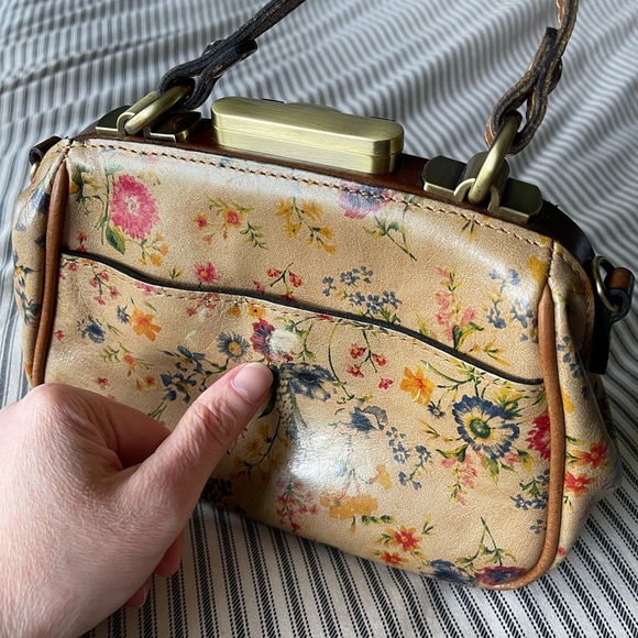 Patricia Nash clutch— Vintage Foral pattern - Picture 3 of 6